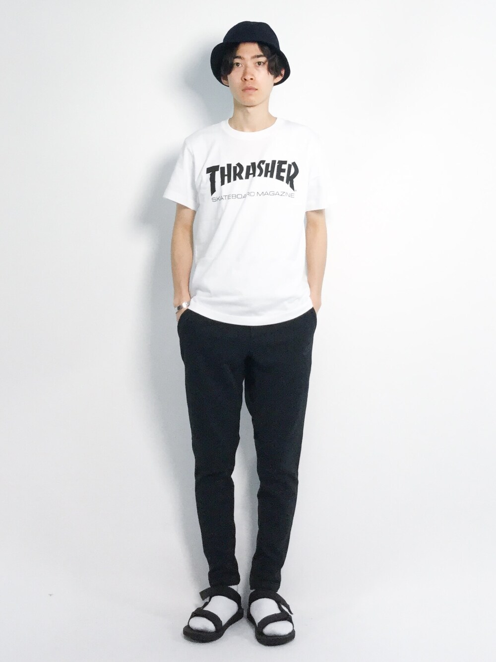 ホワイト系のTシャツ/カットソー、ブラック系のその他パンツを着用したメンズの春コーディネートの1枚目の写真