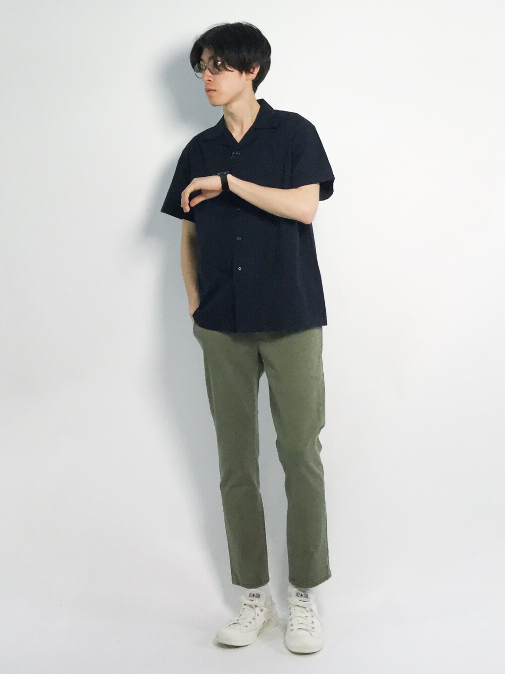 グリーン系のその他パンツ、ブルー系のシャツ/ブラウスを着用したメンズの春コーディネートの1枚目の写真