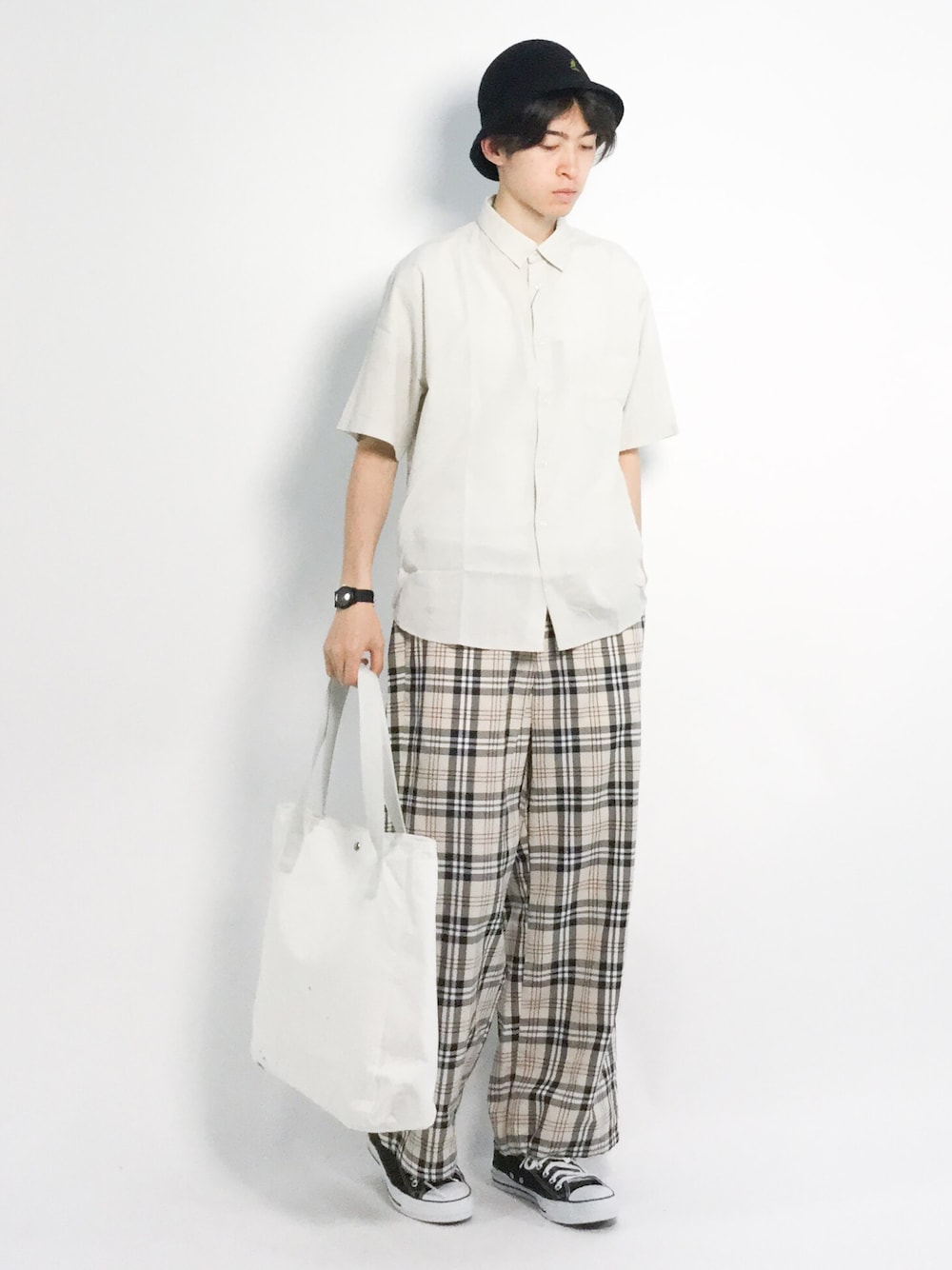 グレー系のシャツ/ブラウス、ベージュ系のその他パンツ、ブラック系のハットを着用したメンズの夏コーディネートの1枚目の写真