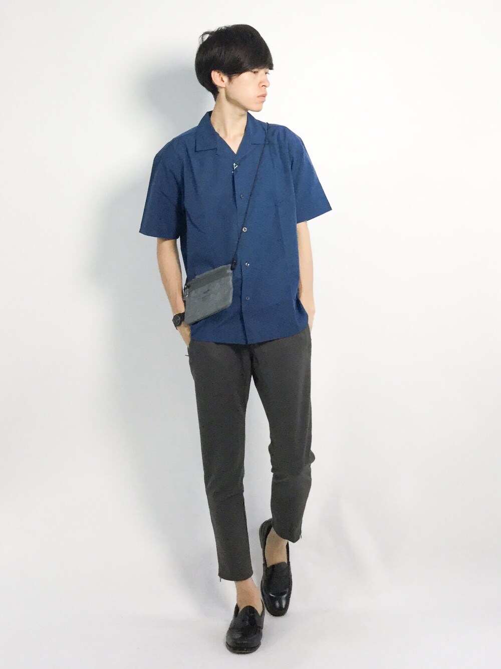 グレー系のショルダーバッグ、ブルー系のシャツ/ブラウス、グレー系のその他パンツを着用したメンズの夏コーディネートの1枚目の写真