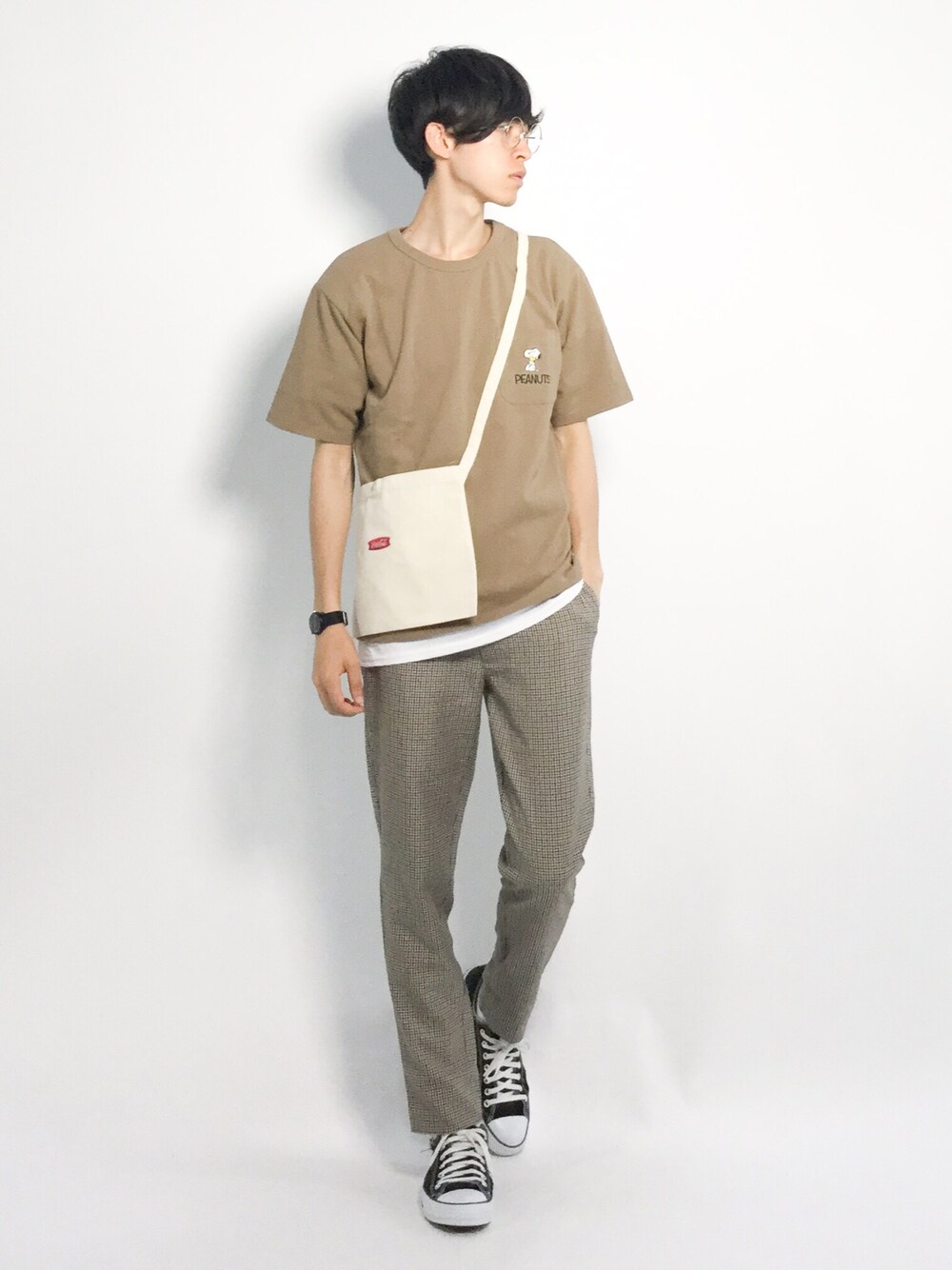 ベージュ系のTシャツ/カットソー、ホワイト系のショルダーバッグ、ベージュ系のスラックスを着用したメンズの夏コーディネートの1枚目の写真