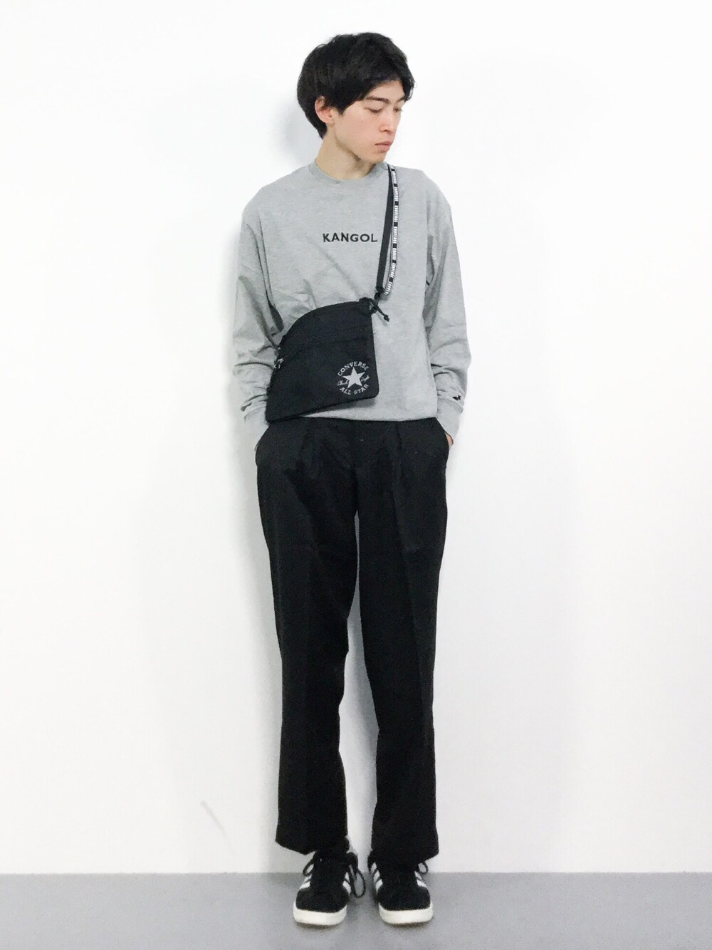 ブラック系のショルダーバッグ、ブラック系のその他パンツ、グレー系のTシャツ/カットソーを着用したメンズの秋コーディネートの1枚目の写真