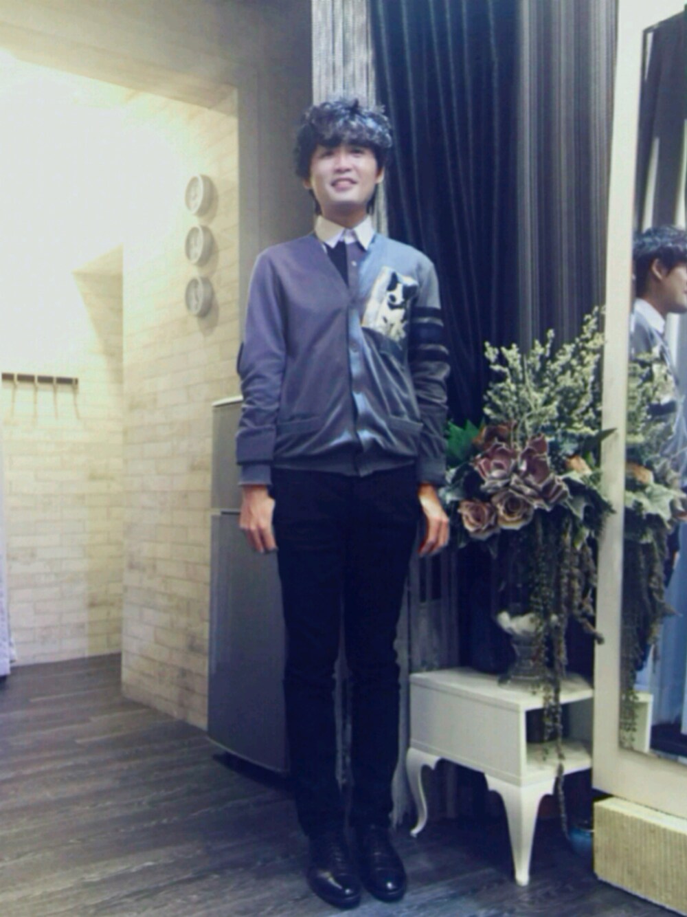 シルバー系のニット/セーター、ブラック系のスラックス、ブラック系のその他シューズを着用したメンズの冬コーディネートの1枚目の写真