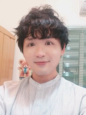 「zinif（ジニフ）のアイテム（トップス）」を使った、James laurentさん（メンズ・176cm）の春コーディネート