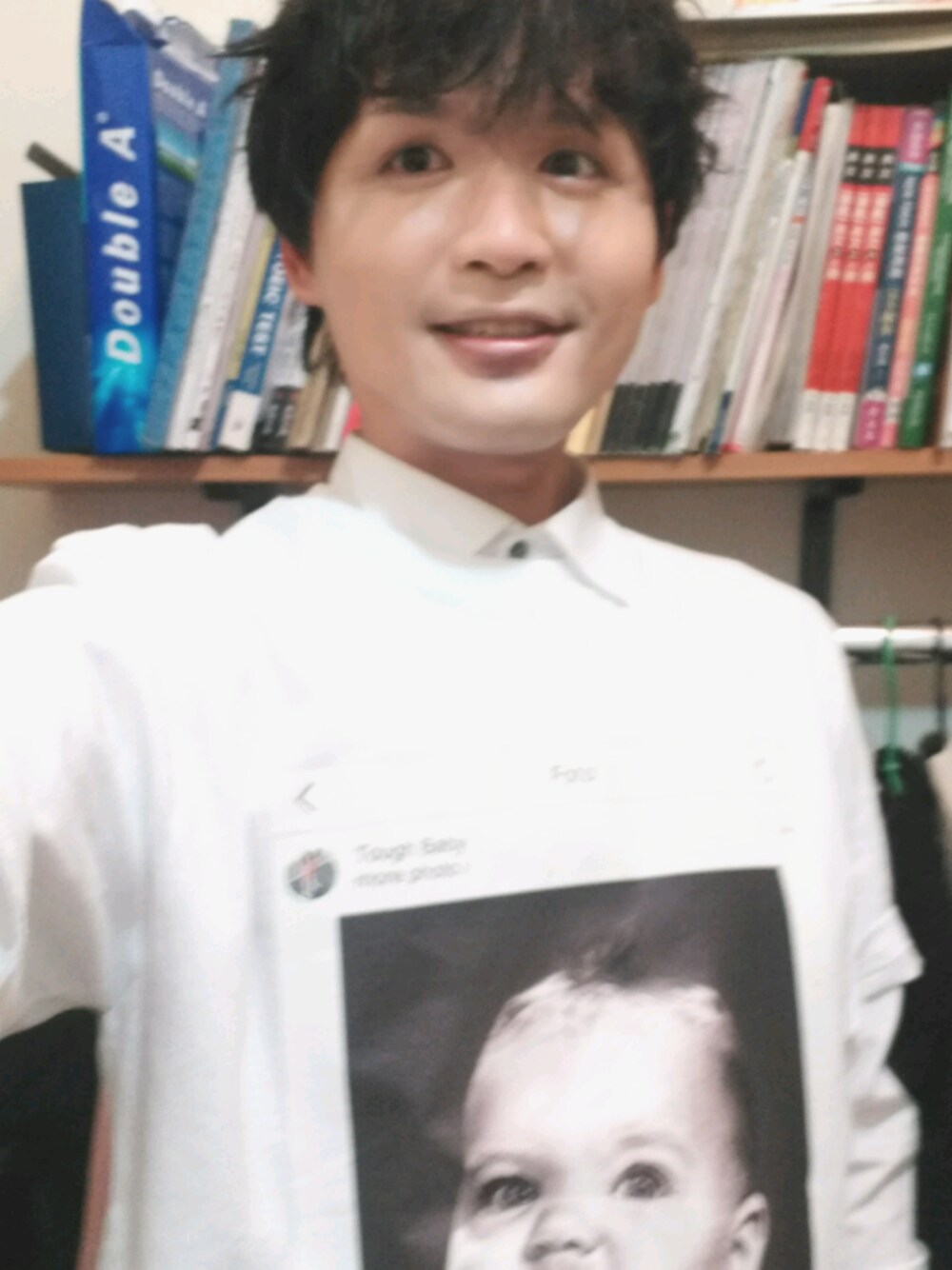 ホワイト系のTシャツ/カットソー、ホワイト系のシャツ/ブラウスを着用したメンズの春コーディネートの1枚目の写真