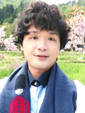 「zinif（ジニフ）のアイテム（トップス）」を使った、James laurentさん（メンズ・176cm）の春コーディネート