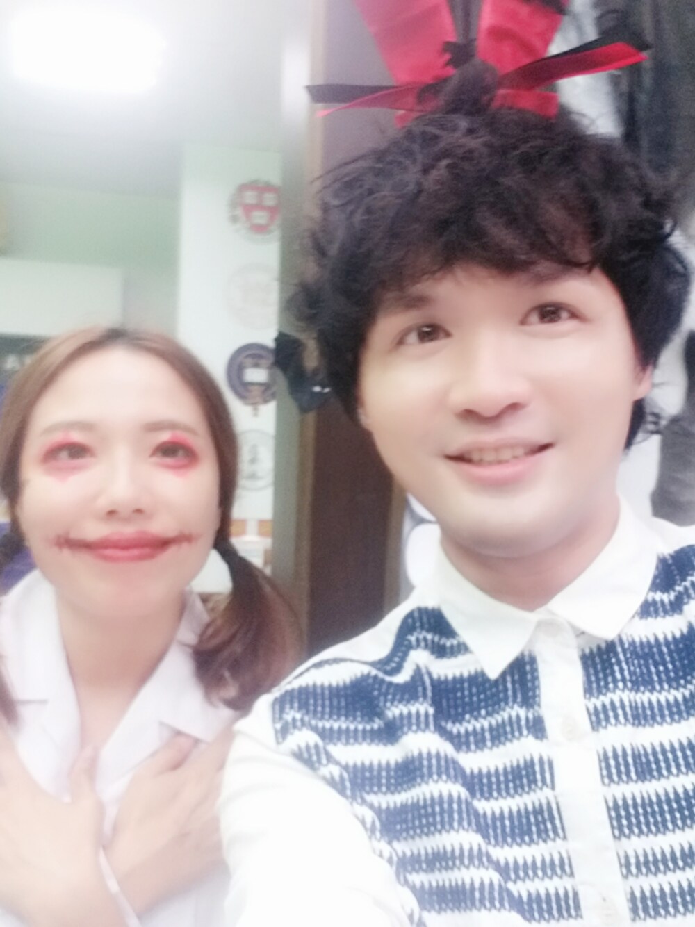 ホワイト系のシャツ/ブラウスを着用したメンズの秋コーディネートの1枚目の写真