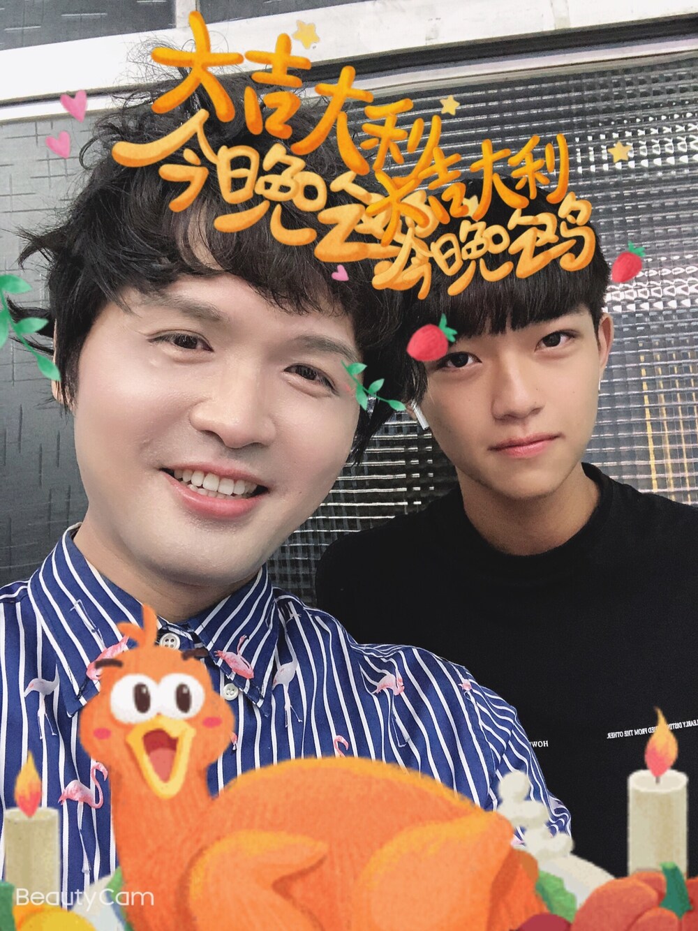 ブルー系のシャツ/ブラウスを着用したメンズの夏コーディネートの1枚目の写真