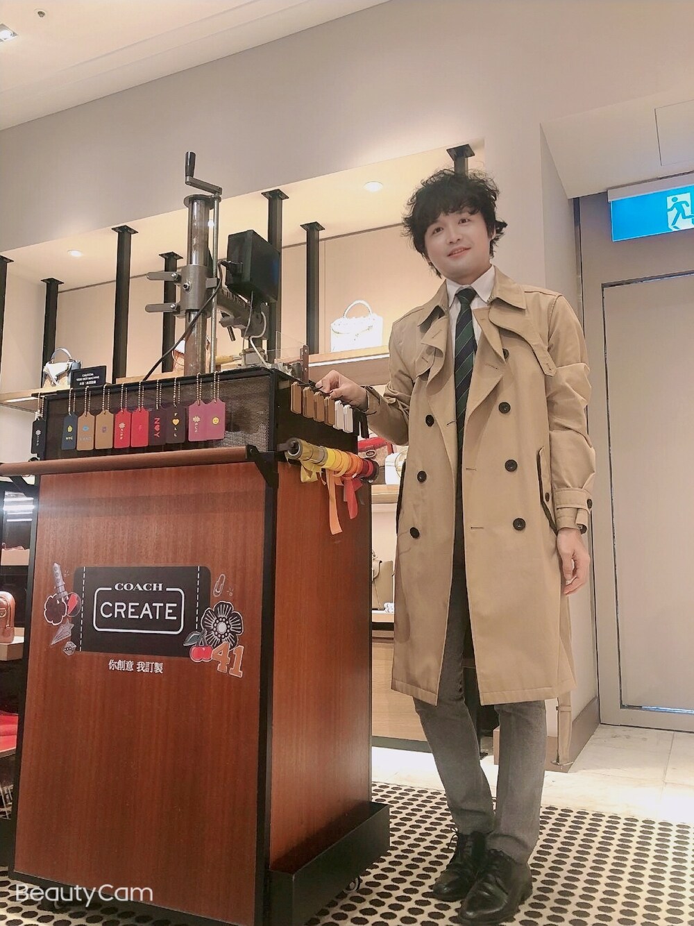 COACHのトレンチコートを使ったメンズ人気ファッションコーディネート