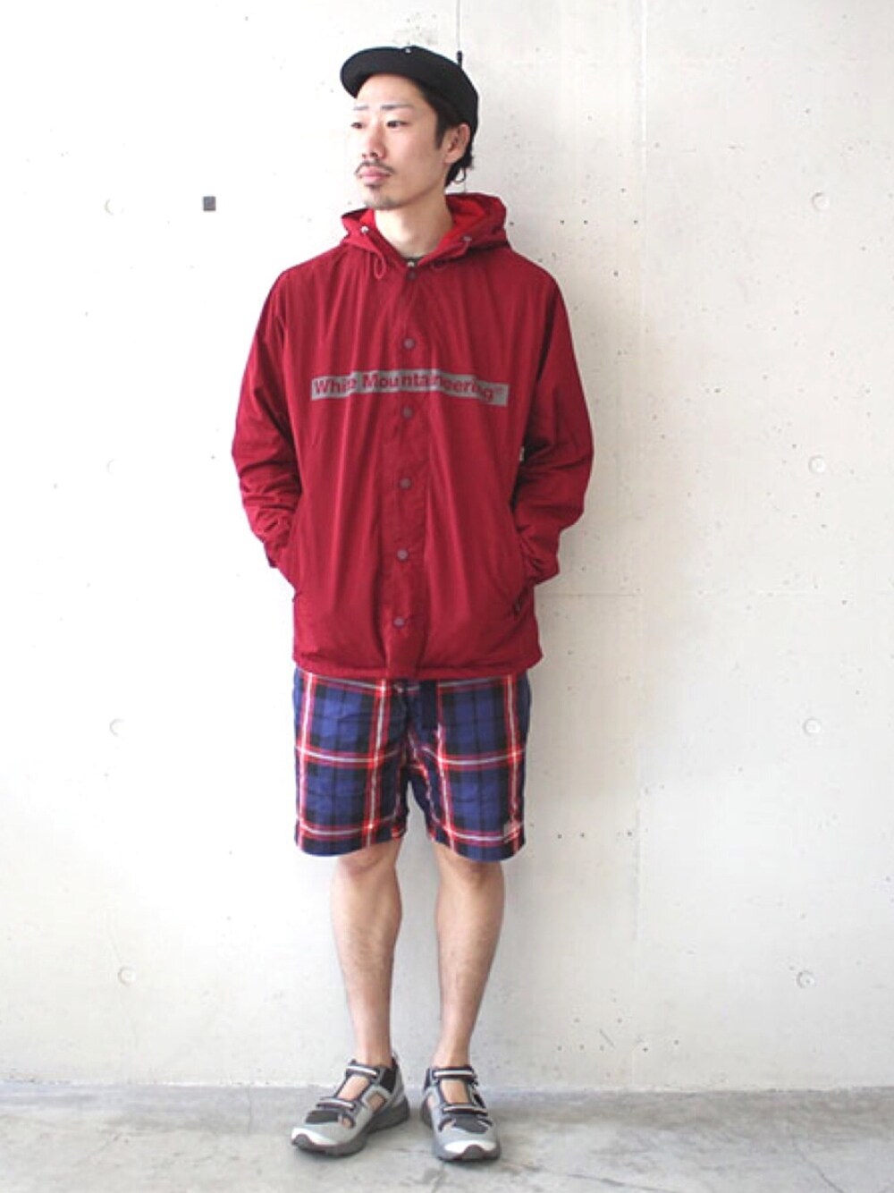 「White Mountaineering、mighty shine、春コーデ、スポーツサンダル、アスレジャー、アウトドアスタイル」｜「WHITE MOUNTAINEERINGの【White Mountaineering】WM LOGO PRINTED HOODED COACH JACKET（ナイロンジャケット、レッド系）」を使った、しまもんさん（メンズ・175cm）の春コーディネートの1枚目の写真