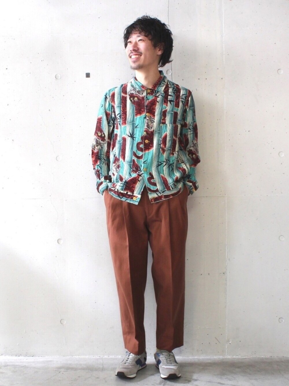 「スニーカー、シャツスタイル、タックパンツ、チノパン、柄シャツ、春コーデ、スタッフコーデ」｜「BRUNABOINNEのアイテム（シャツ/ブラウス、ブルー系）」を使った、しまもんさん（メンズ・175cm）の春コーディネートの1枚目の写真