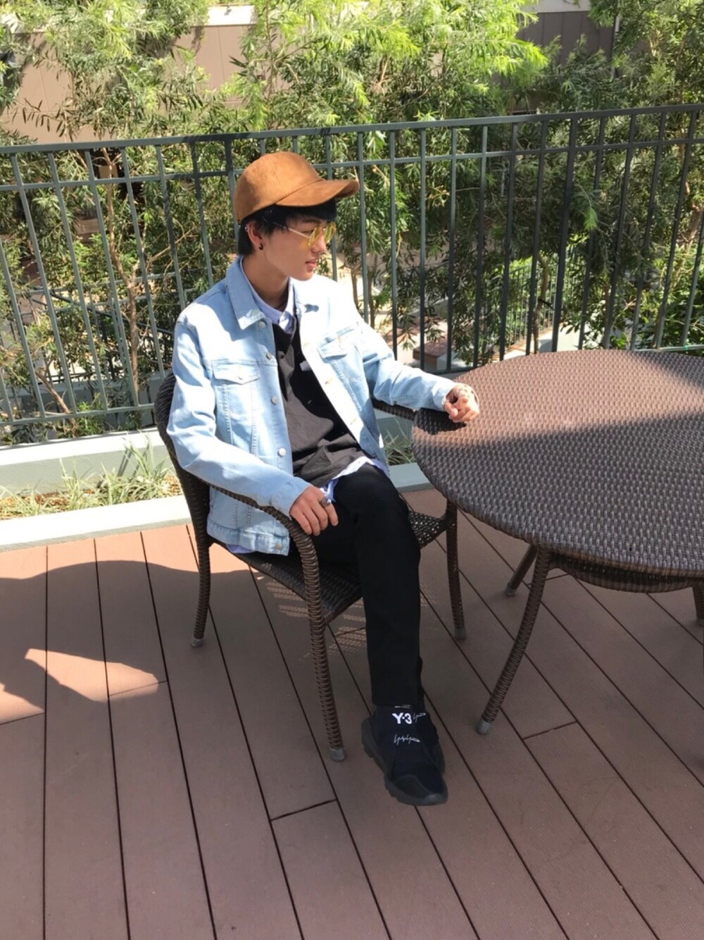 ブラック系のスニーカー、ブラック系のその他パンツ、ブルー系のデニムジャケットを着用したメンズの夏コーディネートの1枚目の写真