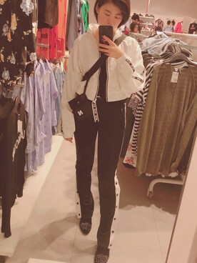 「URBAN REVIVOのアイテム（ボディバッグ/ウエストポーチ、ブラック系）」を使った、ルキさん（レディース・166cm）の春コーディネート