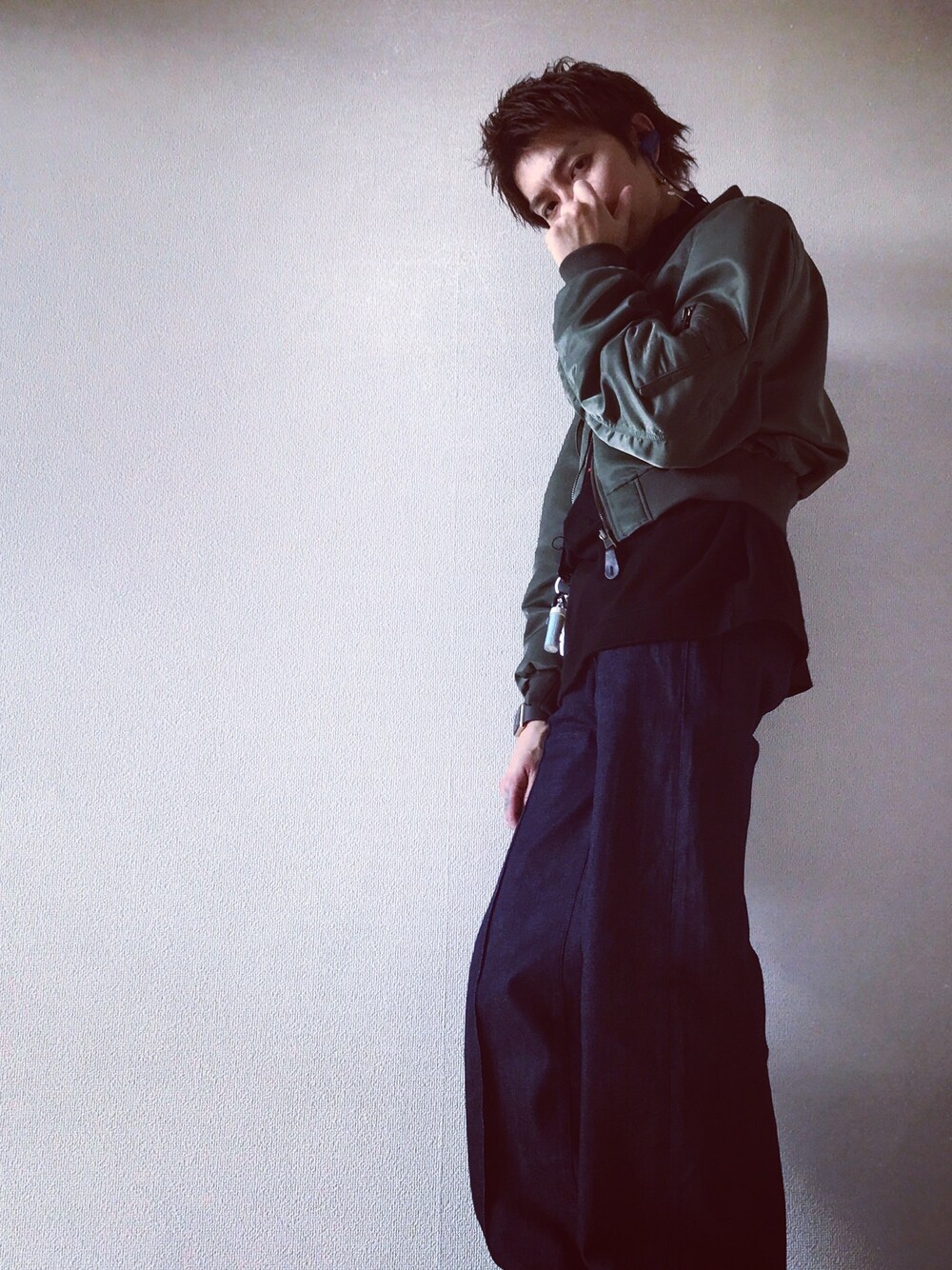 「シンプル、春コーデ、オーバーサイズ、ワイドパンツ、デニム、韓国ファッション、ラフ」｜「BALENCIAGAのアイテム（MA-1、グリーン系）」を使った、森川貴文さん（メンズ・172cm）の冬コーディネートの1枚目の写真