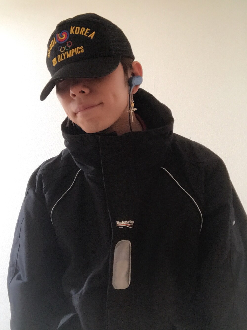 「冬、カジュアル、きれいめカジュアル、黒スキニー、fashion、タートルネック、シンプル、スキニーデニム、H&M」｜「BALENCIAGAのアイテム（マウンテンパーカー、ブラック系）」を使った、森川貴文さん（メンズ・172cm）の冬コーディネートの1枚目の写真
