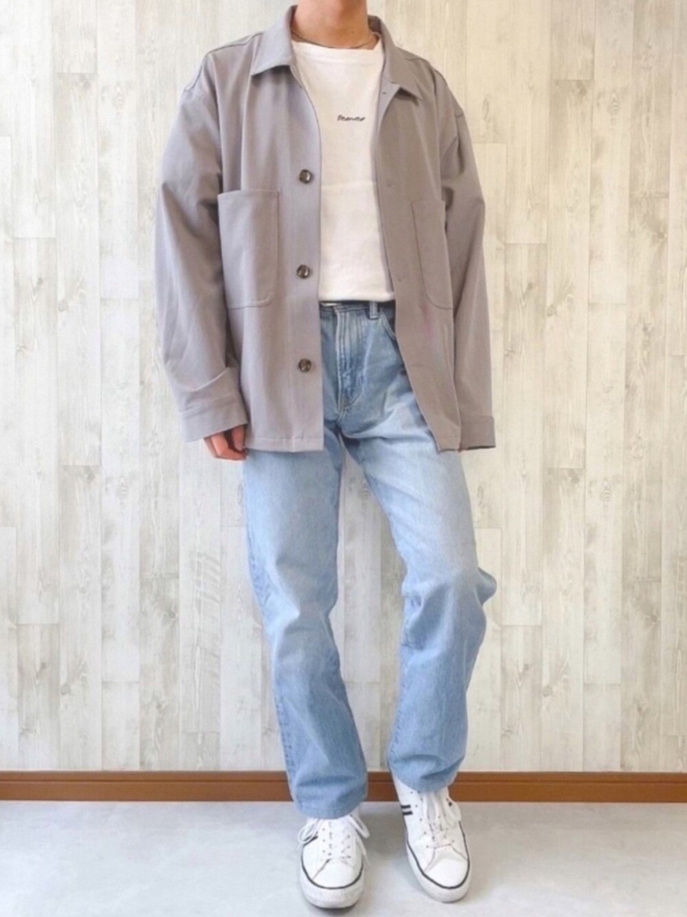 グレー系のジャケット/アウター、ホワイト系のTシャツ/カットソー、ブルー系のデニムパンツを着用したメンズの春コーディネートの1枚目の写真