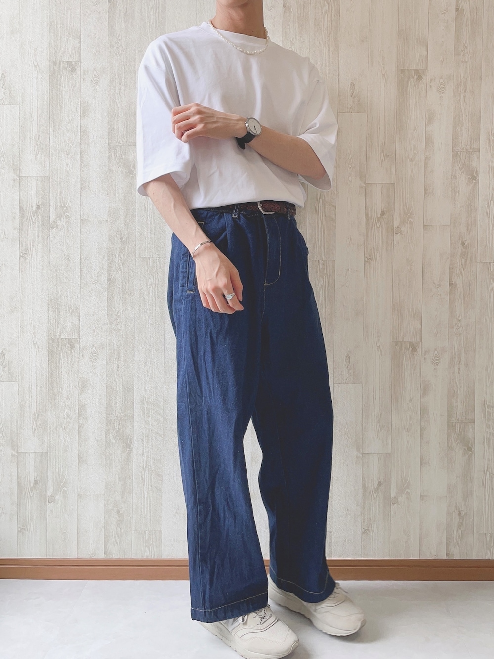 「シンプル、キレイめ、ワイドパンツ、パールネックレス、バングル、リング、タックイン、大学生、低身長、スニーカーコーデ」｜「UNIQLOのエアリズムコットンオーバーサイズTシャツ（5分袖）（Tシャツ/カットソー、ホワイト系）」を使った、まっくろ🐕さん（メンズ・166cm）の夏コーディネートの1枚目の写真
