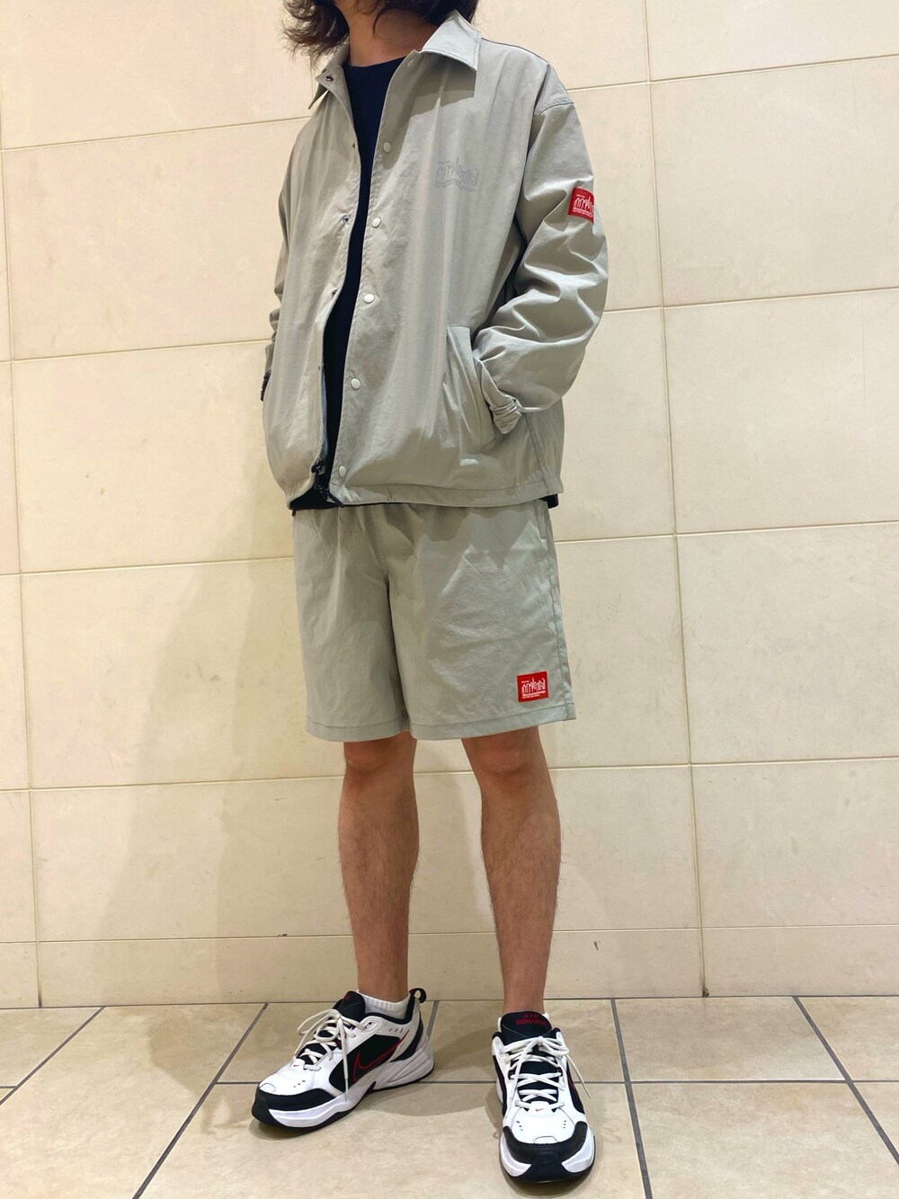 グレー系のブルゾン、グレー系のその他パンツ、ホワイト系のスニーカーを着用したメンズの夏コーディネートの1枚目の写真