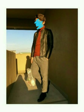 「スラックスパンツ」｜「アイテム（ライダースジャケット）」を使った、Dt.マーさん（メンズ・178cm）の冬コーディネート