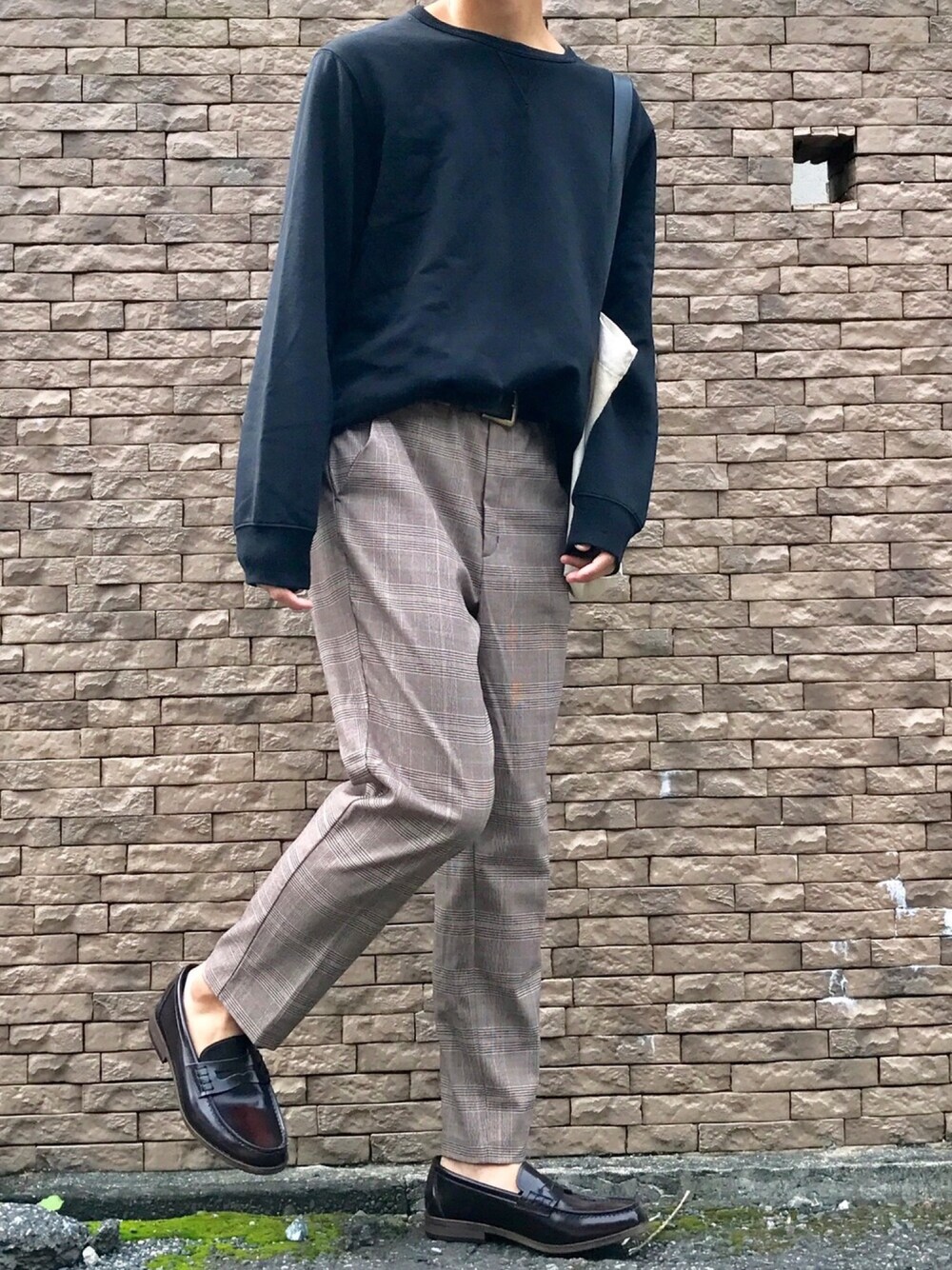 ブラック系のスウェット、ブラウン系のパンツ、ブラウン系のローファーを着用したメンズの秋コーディネートの1枚目の写真