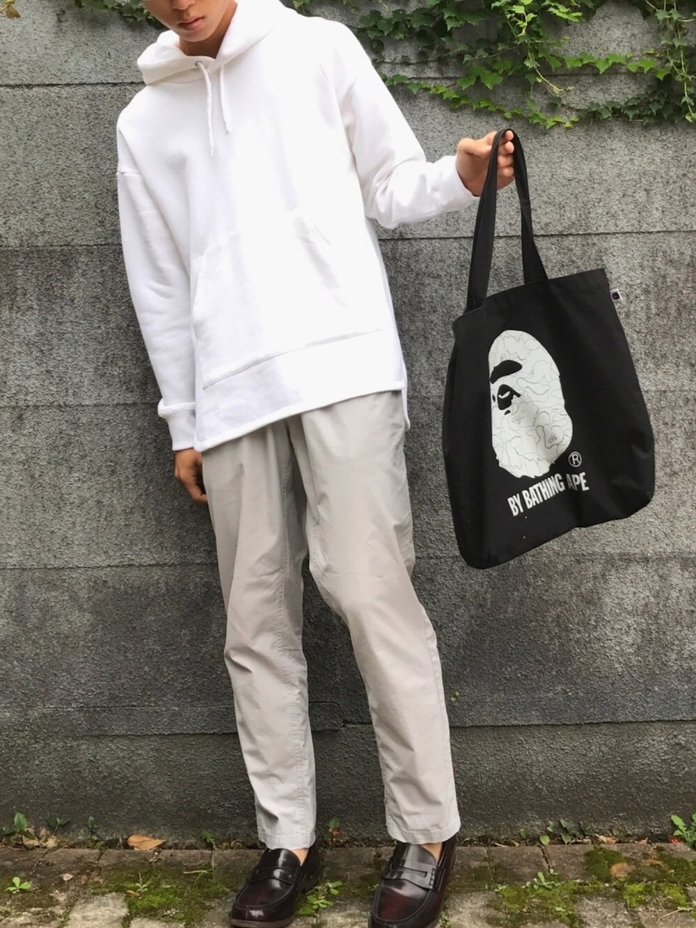 ホワイト系のパーカー、グレー系のその他パンツ、ブラウン系のローファーを着用したメンズの秋コーディネートの1枚目の写真