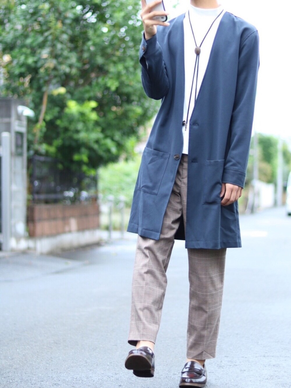 ブルー系のノーカラージャケット、ホワイト系のTシャツ/カットソー、ブラウン系のパンツを着用したメンズの秋コーディネートの1枚目の写真