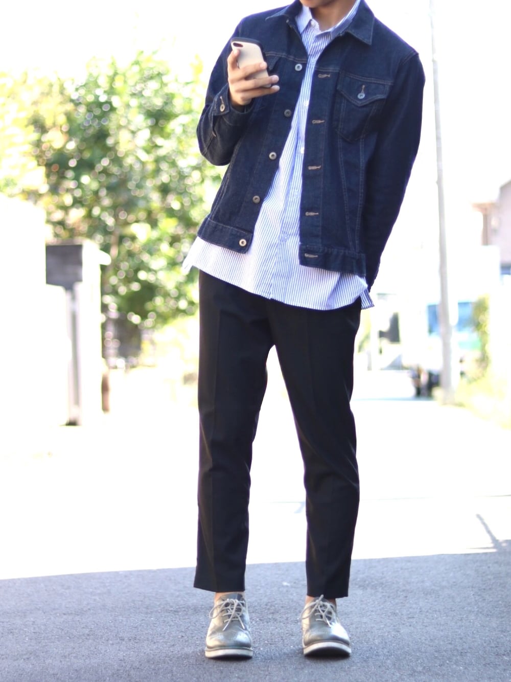 ブルー系のデニムジャケット、ブルー系のシャツ/ブラウス、ブラック系のスラックスを着用したメンズの秋コーディネートの1枚目の写真