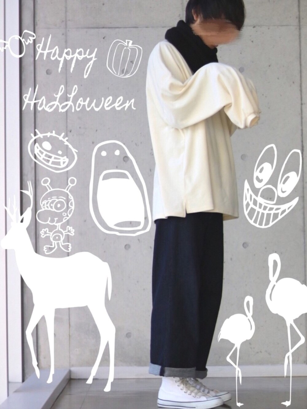 「wearhalloween2017、ベロア、スウェット、デニムパンツ、ワイドパンツ、コンバース、白スニーカー、ゆるコーデ、スヌード、ロールアップ」｜「WHO'S WHO galleryのBIGベロアクルースウェット（スウェット、ホワイト系）」を使った、yoyo＊yoさん（メンズ・174cm）の秋コーディネートの1枚目の写真
