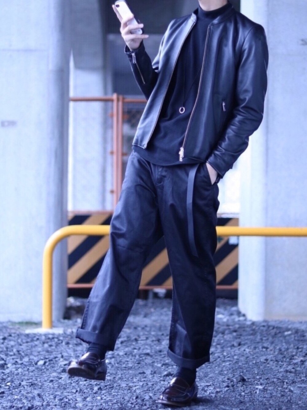「ライダース、シングルライダース、オールブラック、ハイネック、秋のコーデ、ブラック、ガチャベルト、ローファー、STUDIOUS、ロールアップ」｜「STUDIOUSのSTUDIOUS ラムレザーシングルライダースブルゾン【先行予約】（ライダースジャケット、ブラック系）」を使った、yoyo＊yoさん（メンズ・174cm）の秋コーディネートの1枚目の写真