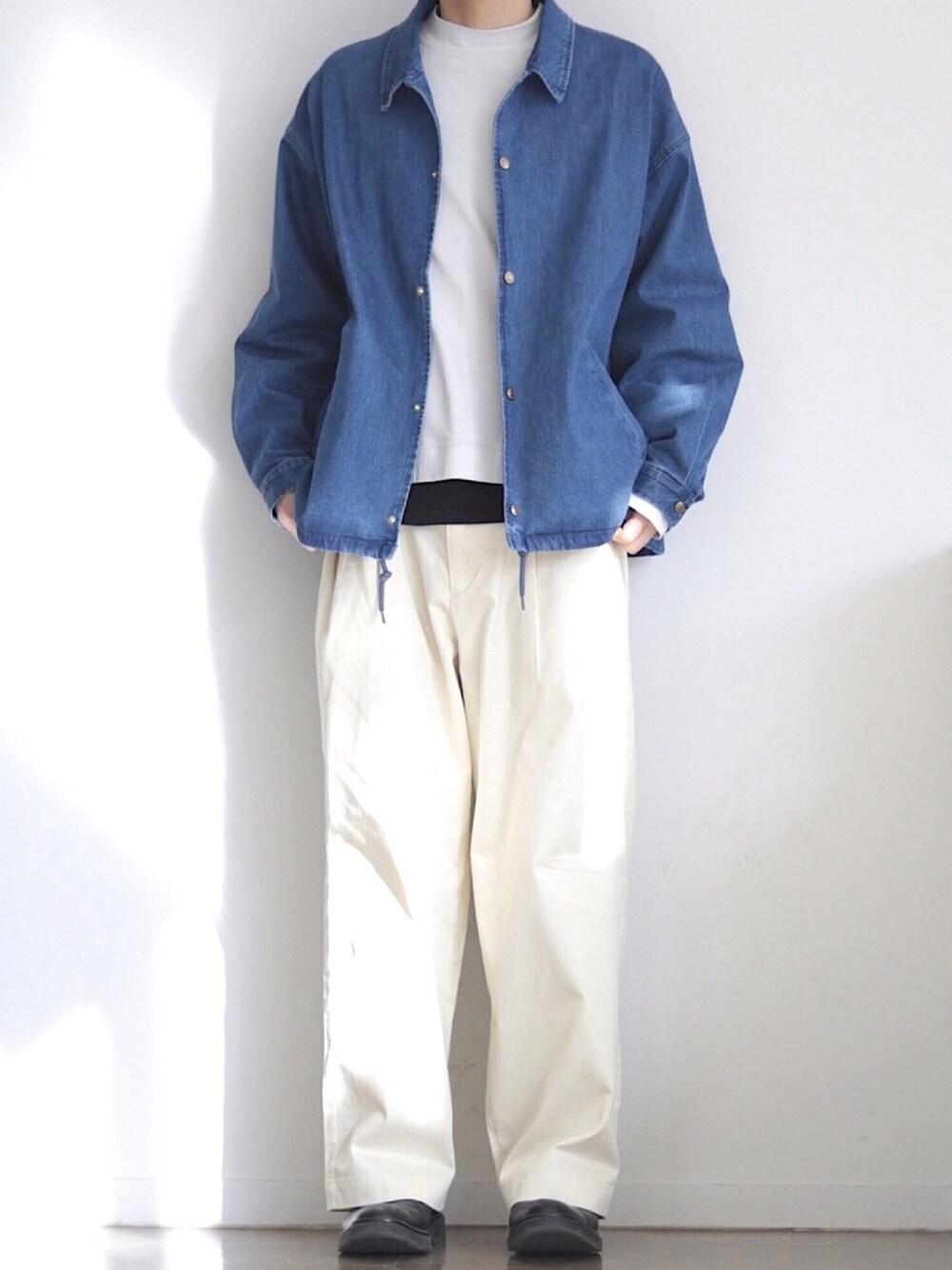 「EMMA  CLOTHES、ライトベージュ、白パンツ、ワイドパンツ、コーチジャケット、デニム、GU、ショート丈トップス、革靴、レイヤードスタイル」｜「GUのアイテム（デニムジャケット、ブルー系）」を使った、yoyo＊yoさん（メンズ・174cm）の春コーディネートの1枚目の写真