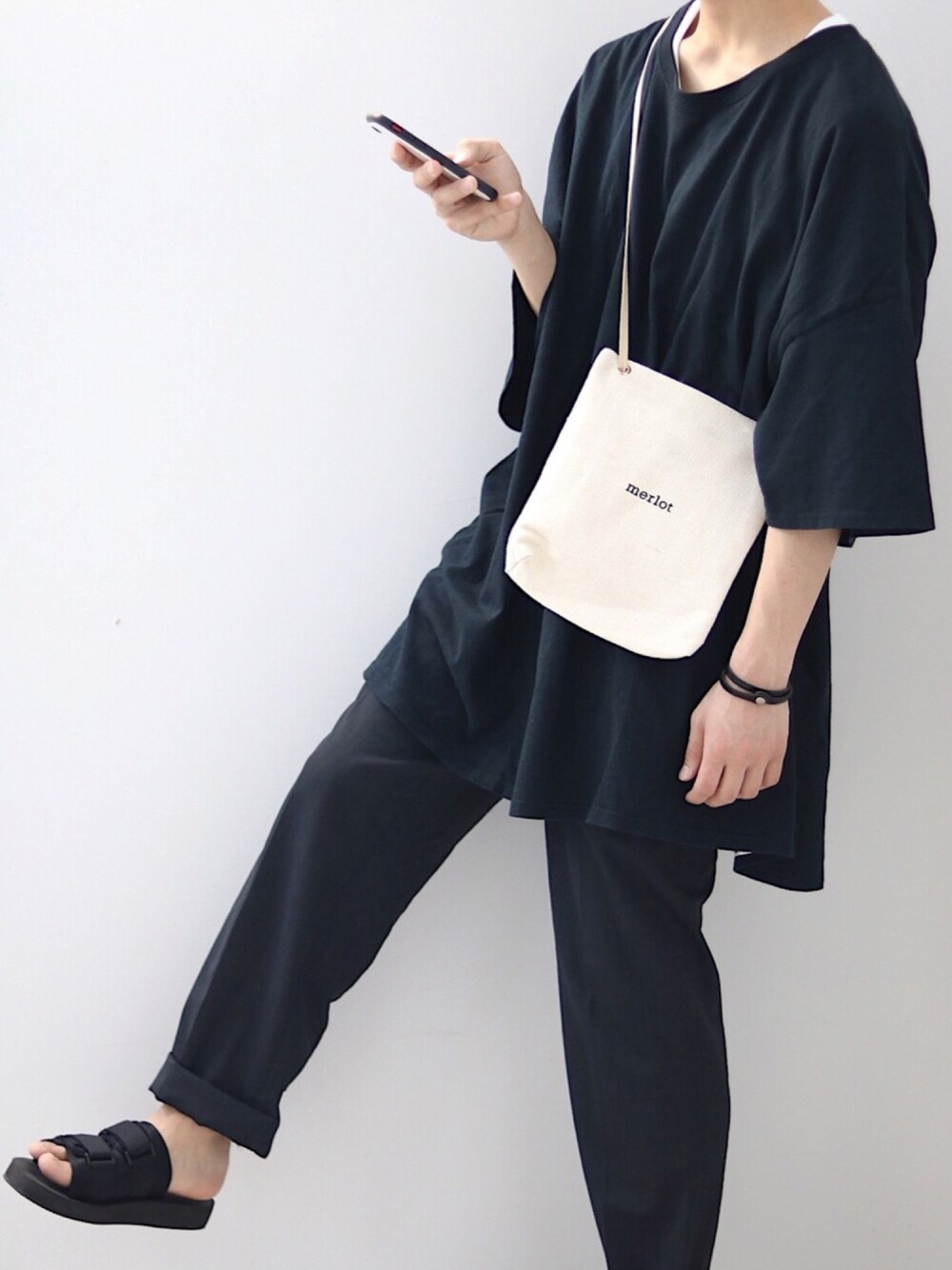 ブラック系のTシャツ/カットソー、ホワイト系のタンクトップ、ホワイト系のショルダーバッグを着用したメンズの春コーディネートの1枚目の写真