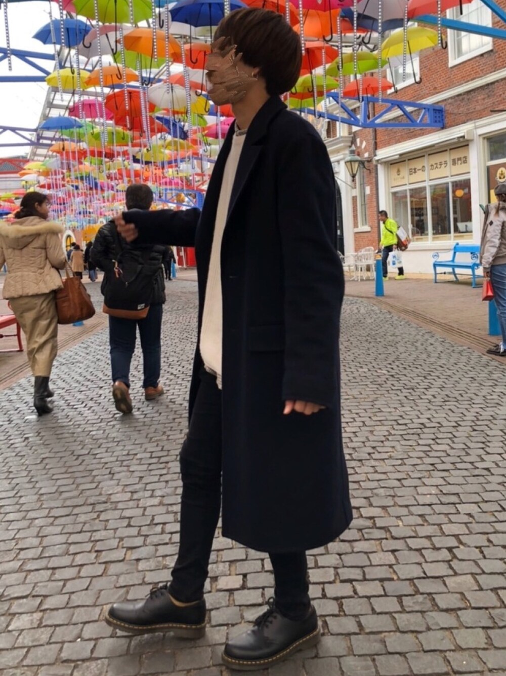 「シンプルコーデ、休日スタイル、今日のコーデ、冬コーデ、オーバーサイズ、黒スキニー、Dr.Martens、コート、ロングコート、ニット」｜「LIDNMのTRIANGLE HOOP PIERCE（ピアス（片耳用）、シルバー系）」を使った、kotaさん（メンズ・173cm）の冬コーディネートの1枚目の写真
