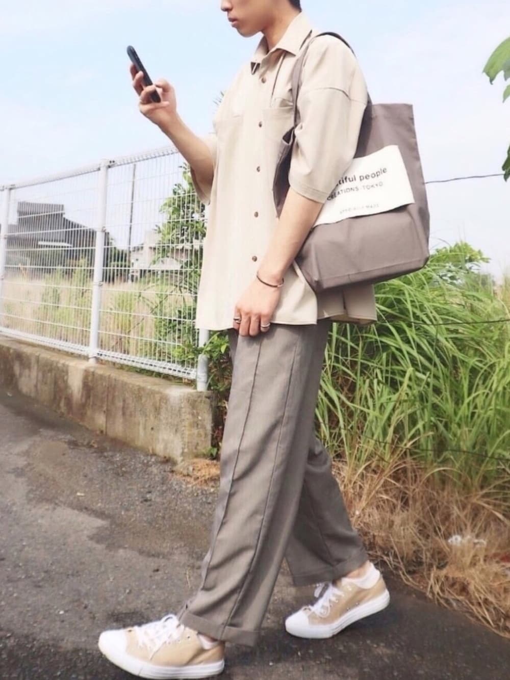 「シャツ好き集まれ、ワントーンコーデ、ベージュ、シャツスタイル、シャツ、アンクルパンツ、スラックス、トートバッグ、コンバース、大学生」｜「anownのシャイニーステッチオーバーサイズ半袖シャツ【ファッションインフルエンサー tai×anown 限定コラボ】（シャツ/ブラウス、グレー系）」を使った、kotaさん（メンズ・173cm）の夏コーディネートの1枚目の写真