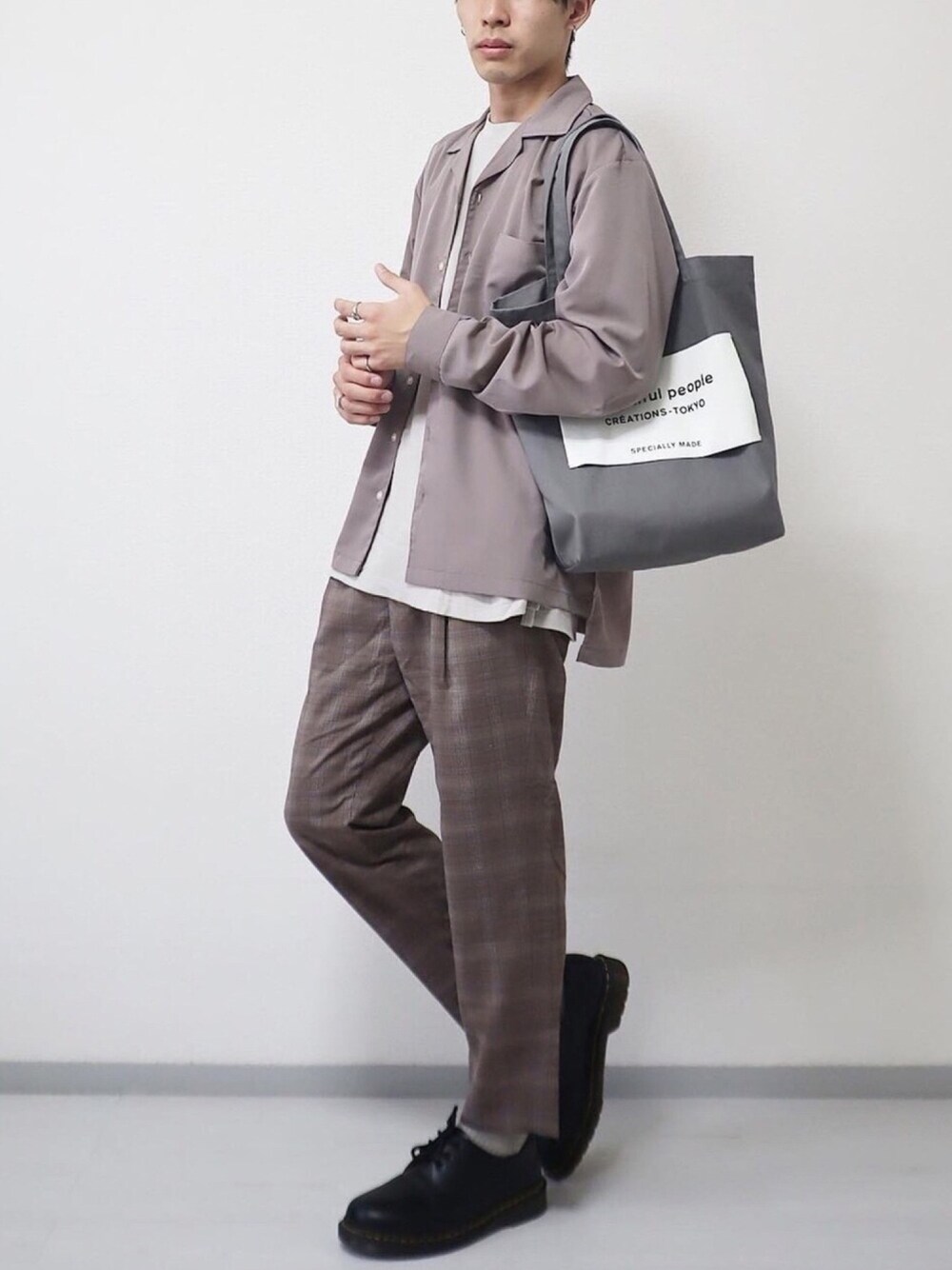 「ベージュ、ベージュコーデ、ブラウン、ブラウンコーデ、オープンカラーシャツ、GU、スラックス、アンクルパンツ、Dr.Martens、大学生」｜「ZIP FIVEの長袖リラックスオープンカラーシャツ【開襟シャツ】（シャツ/ブラウス、ブラウン系）」を使った、kotaさん（メンズ・173cm）の秋コーディネートの1枚目の写真