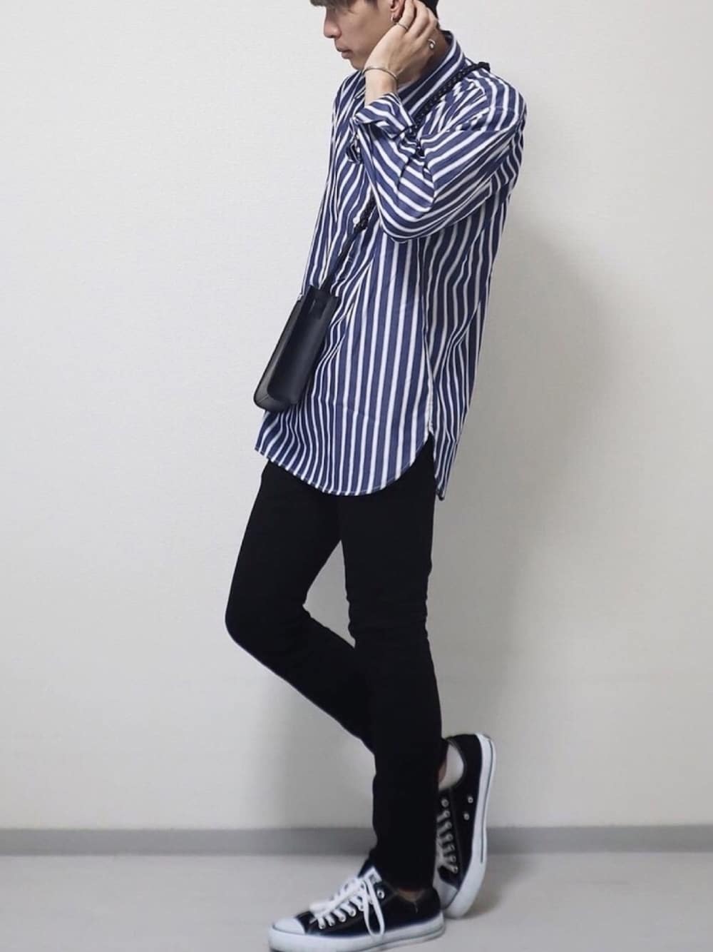 「秋服準備はじめました、UNIQLO、ユニクロ、ストライプシャツ、黒スキニー、コンバース、ショルダーバッグ、シャツスタイル、シャツ、大学生」｜「UNIQLOのアイテム（シャツ/ブラウス、ブルー系）」を使った、kotaさん（メンズ・173cm）の秋コーディネートの1枚目の写真