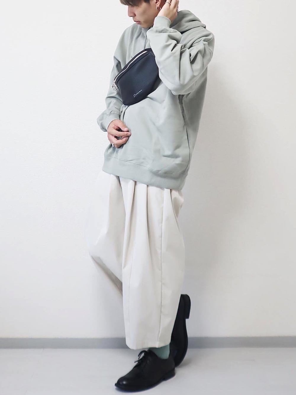 「パーカー、グリーン、白パンツ、ホワイトパンツ、靴下、ボディバッグ、革靴、いいね、save、フォローお願いします🤑、おしゃれさんと繋がりたい、大学生」｜「WYM LIDNMの【WYM LIDNM】HEAVY WEIGHT WIDE PARKA（パーカー、グリーン系）」を使った、kotaさん（メンズ・173cm）の秋コーディネートの1枚目の写真