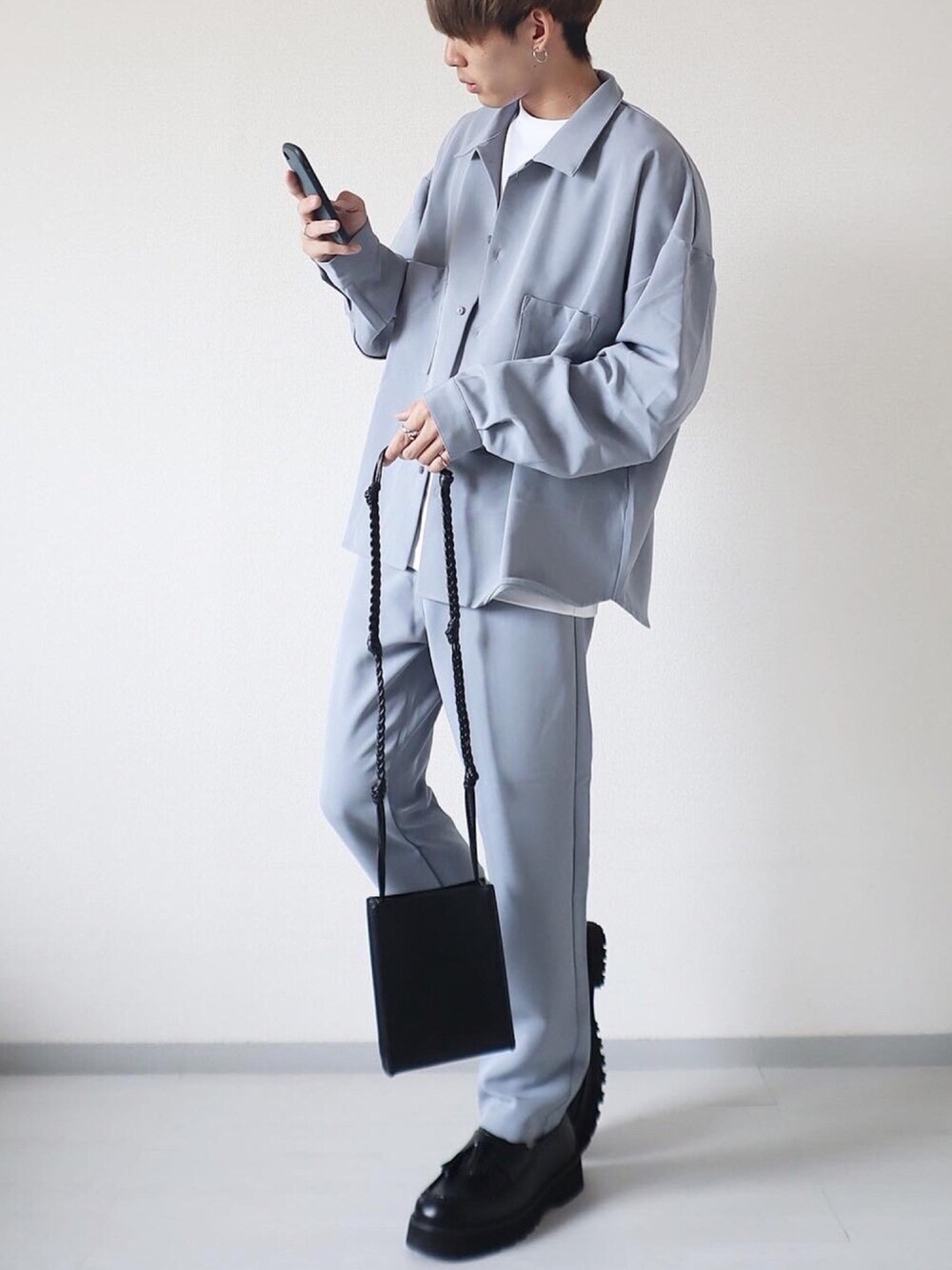 「セットアップ、セットアップスタイル、ブルー、kutir、ユニクロ、UNIQLO、革靴、ローファー、ショルダーバッグ、大学生」｜「kutirのオーバーオープンカラーシャツ（シャツ/ブラウス、ブルー系）」を使った、kotaさん（メンズ・173cm）の秋コーディネートの1枚目の写真