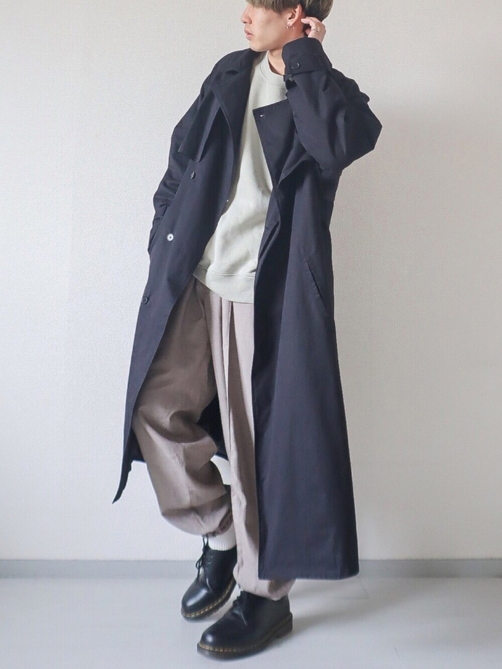 「トレンチコート、グリーン、スウェット、ワイドパンツ、バルーンパンツ、Dr.Martens、ドクターマーチン、オーバーサイズ、ビッグシルエット、大学生」｜「CREARE -LINO-の【2021春夏】くすみカラー オーバーサイズ トレンチコート（トレンチコート、ブラック系）」を使った、kotaさん（メンズ・173cm）の春コーディネートの1枚目の写真