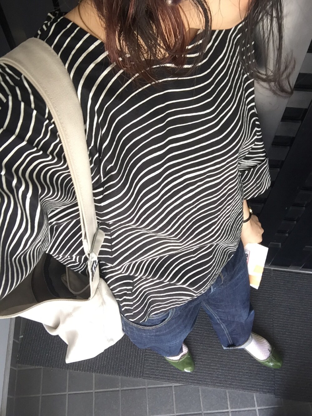 ブラック系のシャツ/ブラウス、ブルー系のデニムパンツ、グリーン系のパンプスを着用したレディースの夏コーディネートの1枚目の写真