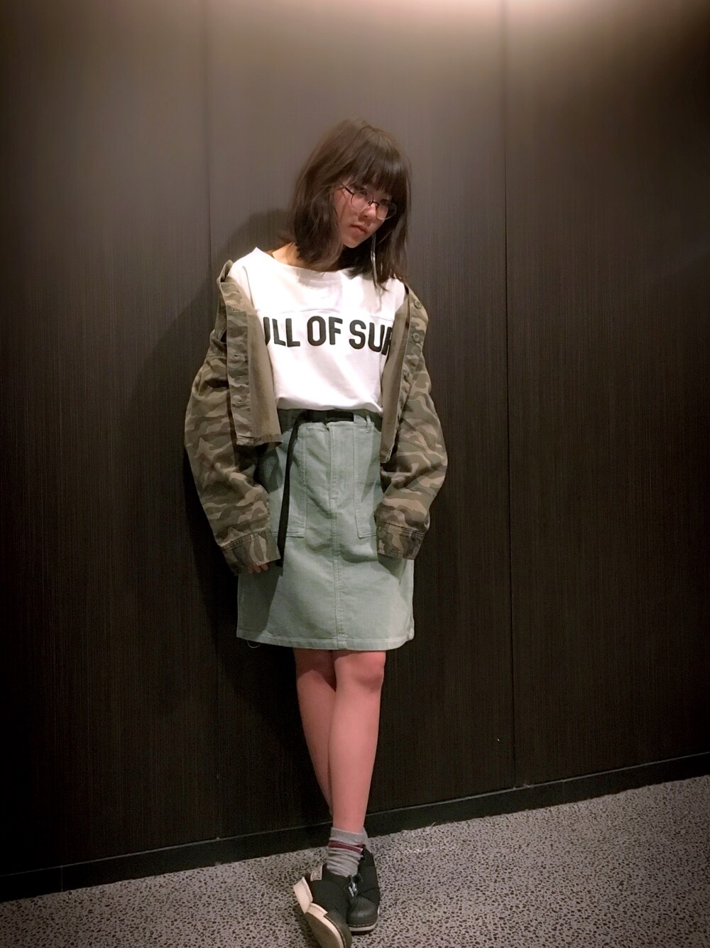 「中１女子、コーデュロイスカート、ジェラトーニカラー、カジュアルコーデ、カモフラ ジャケット、春コーデ」｜「NICE CLAUPのアイテム（ジャケット/アウター、グリーン系）」を使った、HIMARIさん（キッズ・156cm）の春コーディネートの1枚目の写真