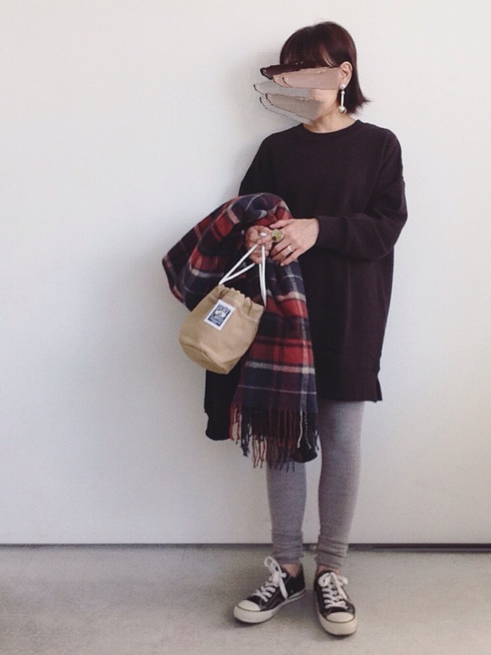「スウェット、カジュアル、UNIQLO、レギンス、モノトーン、ユニクロ、巾着バッグ、低身長、オトナカジュアル、秋冬コーデ」｜「UNIQLOのオーバーサイズスウェットプルオーバー（長袖）＋Ｅ　サイズＭ（スウェット、ブラック系）」を使った、SACHIさん（レディース・150cm）の秋コーディネートの1枚目の写真