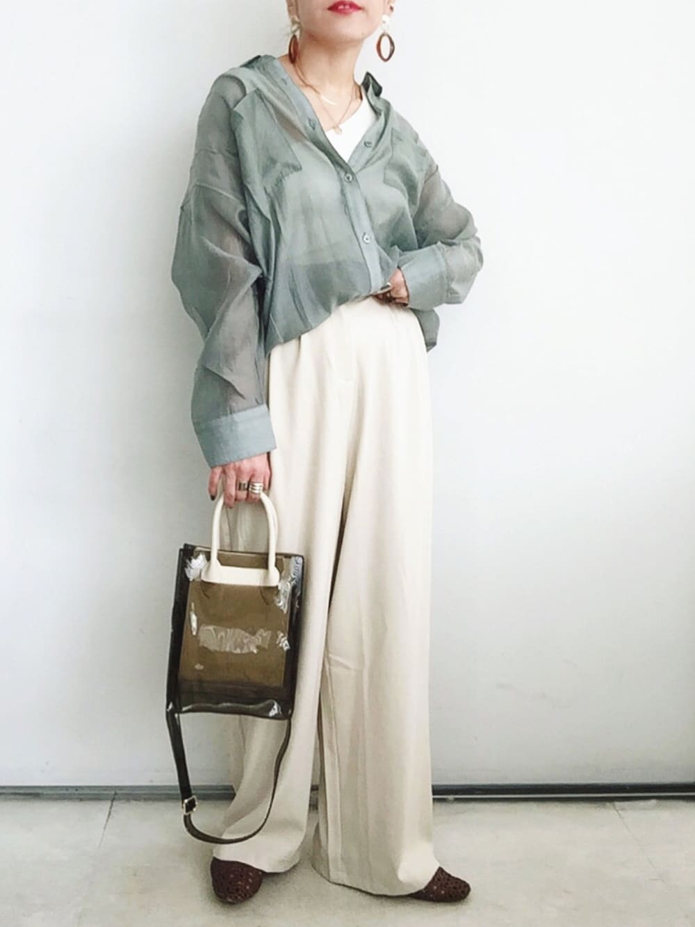 グリーン系のシャツ/ブラウス、ホワイト系のタンクトップ、ホワイト系のその他パンツを着用したレディースの春コーディネートの1枚目の写真