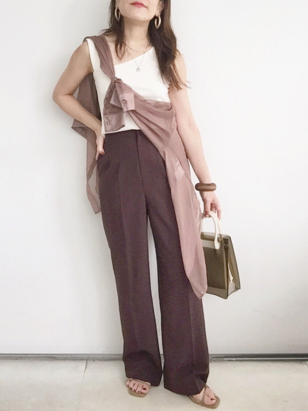 ブラウン系のシャツ/ブラウス、ブラウン系のその他パンツ、ホワイト系のタンクトップを着用したレディースの夏コーディネートの1枚目の写真