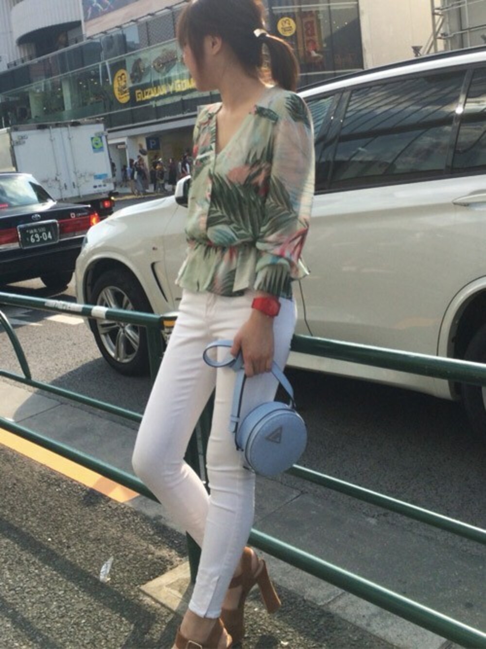 「guess、Guess Jeans 、guessjeans、guessgirl」｜「GuessのMARILYN DENIM PANT【JAPAN EXCLUSIVE ITEM】（デニムパンツ、ホワイト系）」を使った、GUESS JAPANさん（レディース・161cm）の夏コーディネートの1枚目の写真