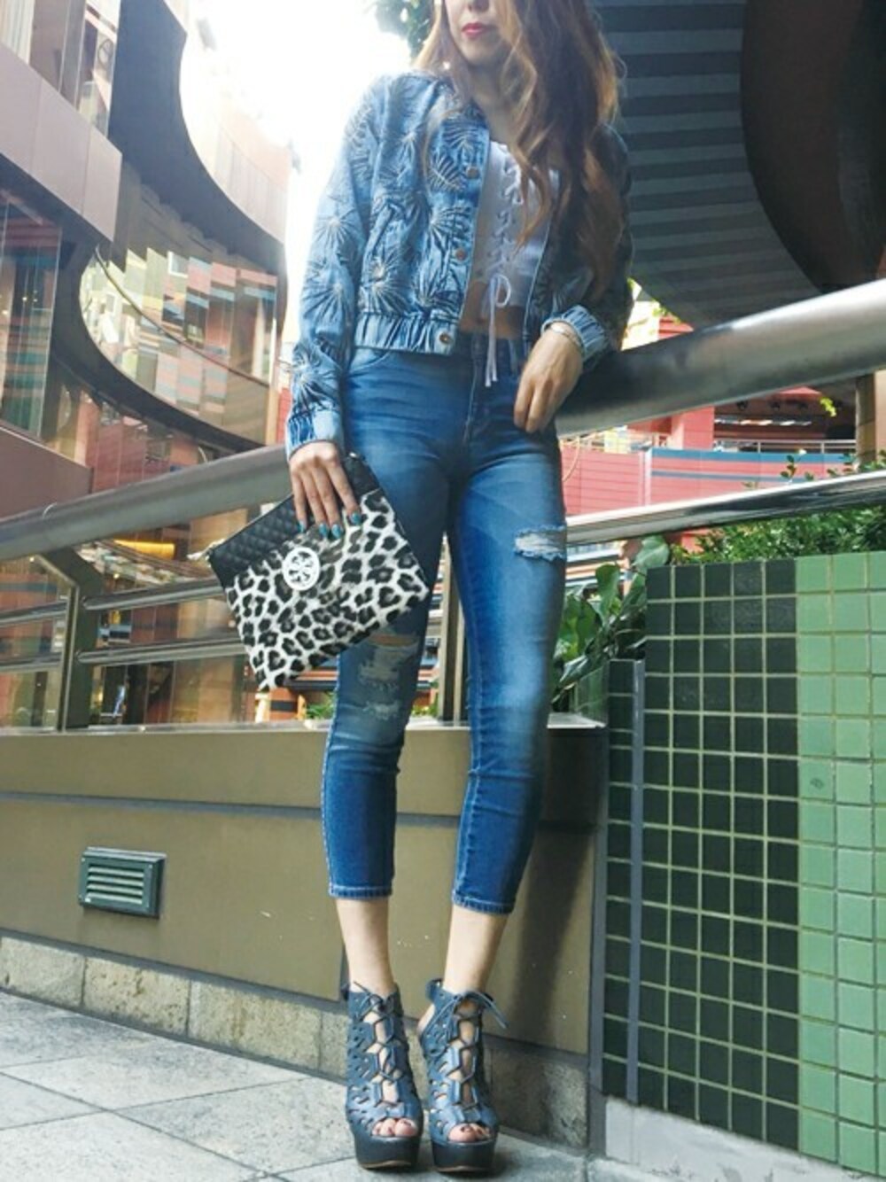 「guess、Guess Jeans 、guessjeans、guessgirl」｜「GuessのSEXY CURVE CROPPED SKINNY DENIM PANT（デニムパンツ、ブルー系）」を使った、GUESS JAPANさん（レディース・171cm）の夏コーディネートの1枚目の写真