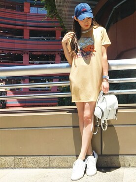 「Guess（ゲス）のアイテム（キャップ）」を使った、GUESS JAPANさん（レディース・171cm）の夏コーディネート