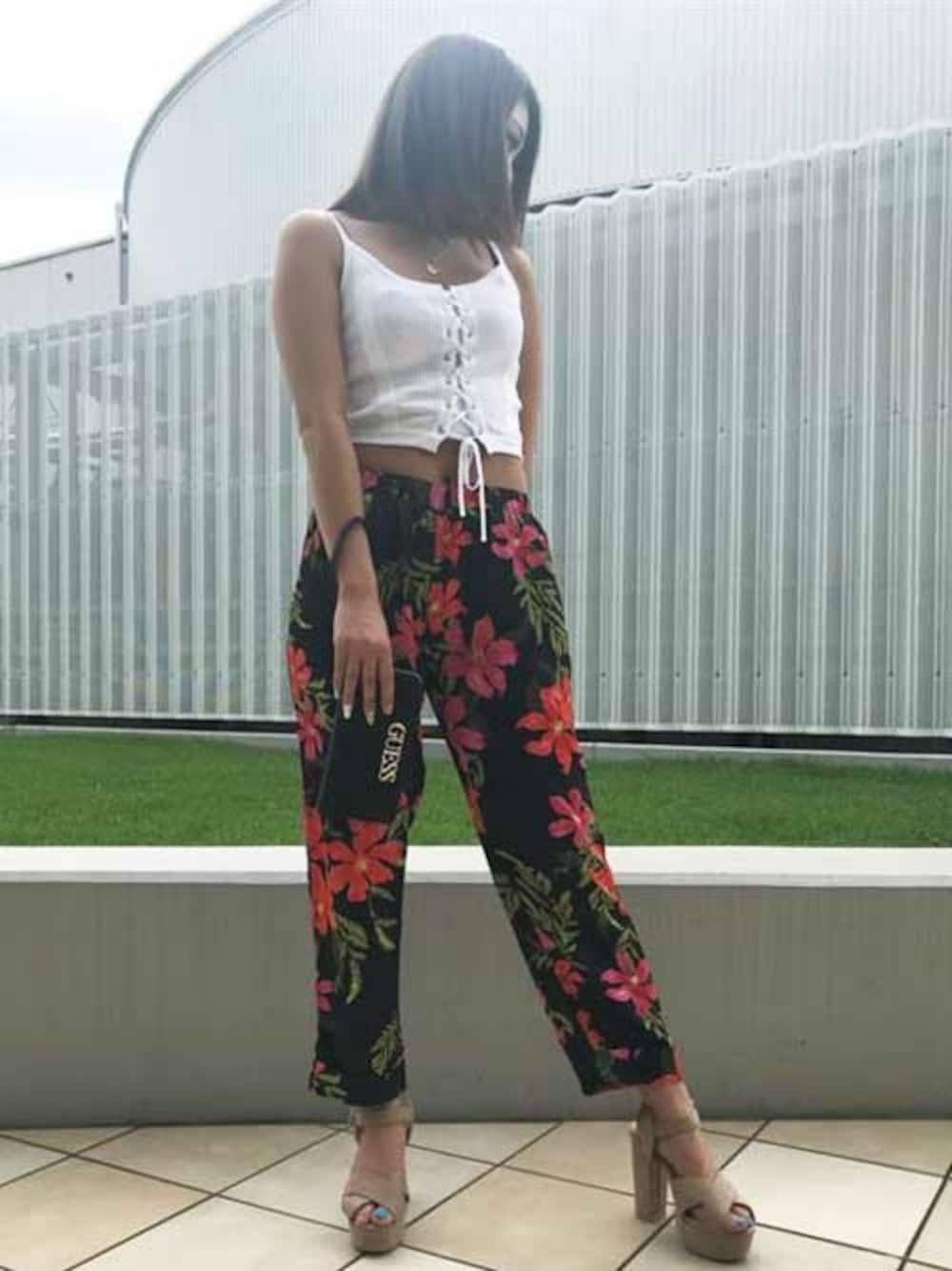 「guess、guessgirl」｜「GuessのPHOENIX FLORAL PJ PANT（その他パンツ、その他）」を使った、GUESS JAPANさん（レディース・160cm）の夏コーディネートの1枚目の写真
