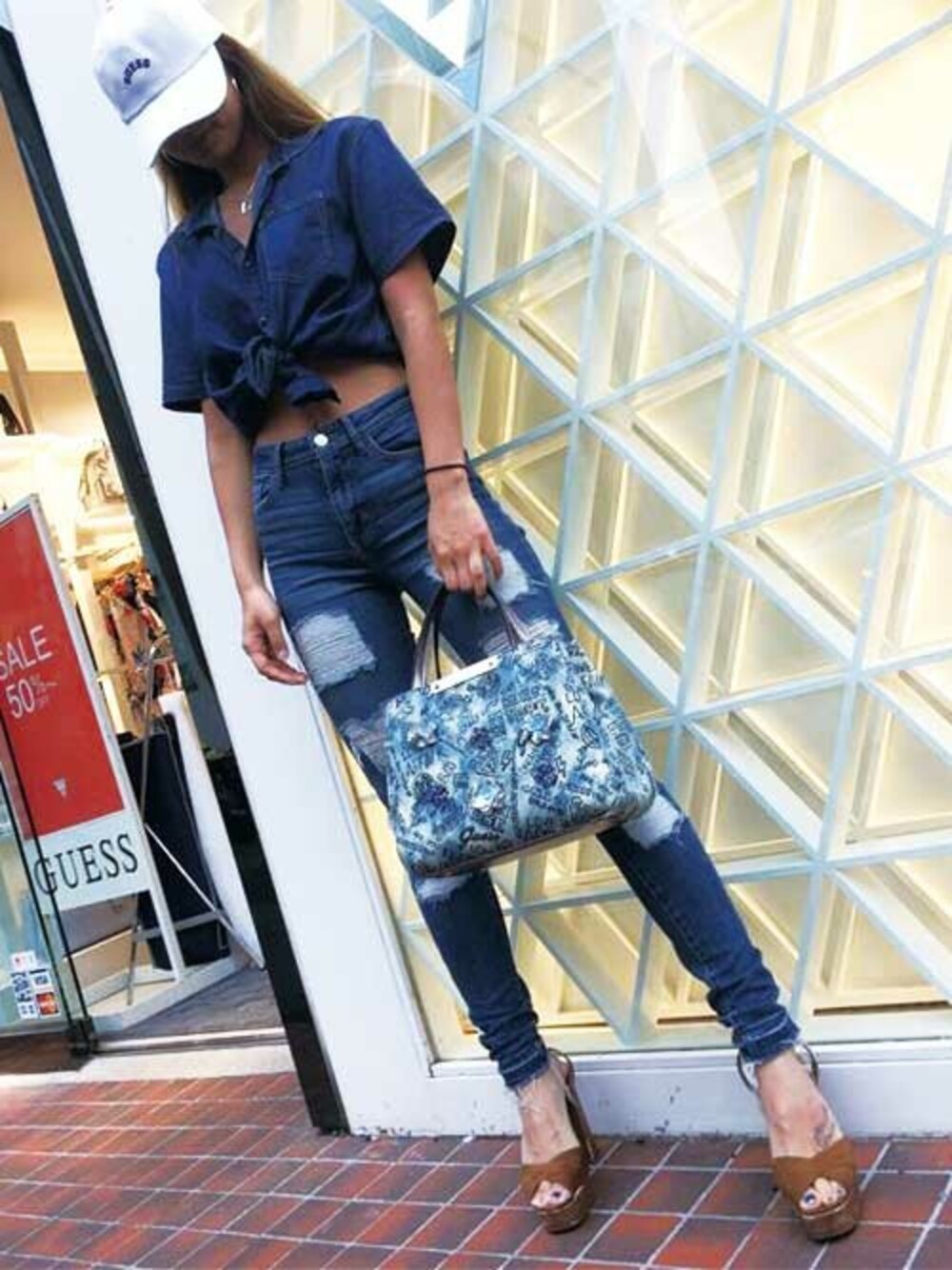 「guess、Guess Jeans 、guessjeans、guessgirl」｜「GuessのCLYLONDE S/S SHIRT（シャツ/ブラウス、ブルー系）」を使った、GUESS JAPANさん（レディース・166cm）の夏コーディネートの1枚目の写真