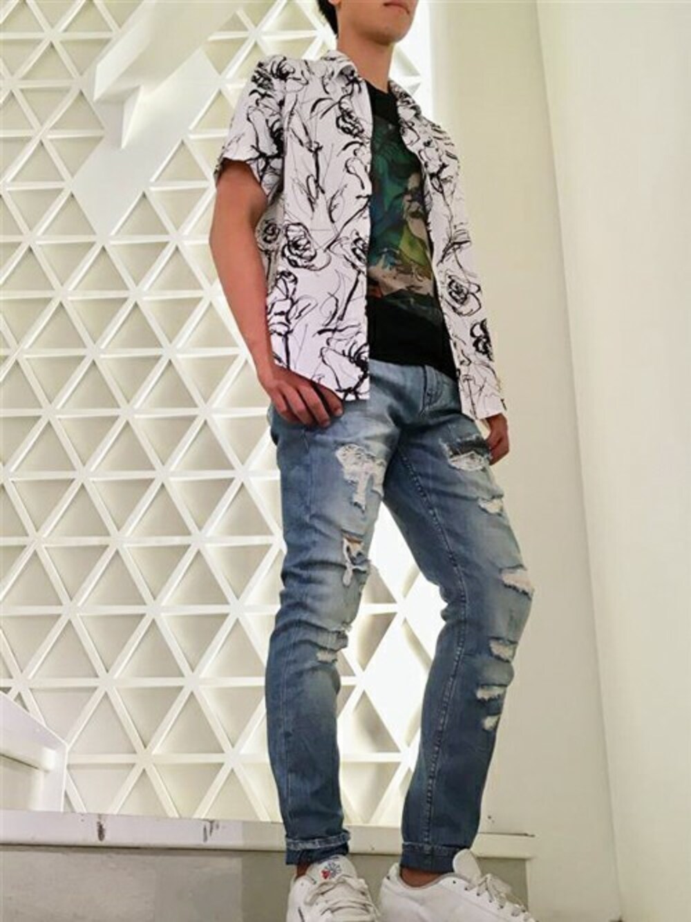 ホワイト系のシャツ/ブラウスを着用したメンズの夏コーディネートの1枚目の写真