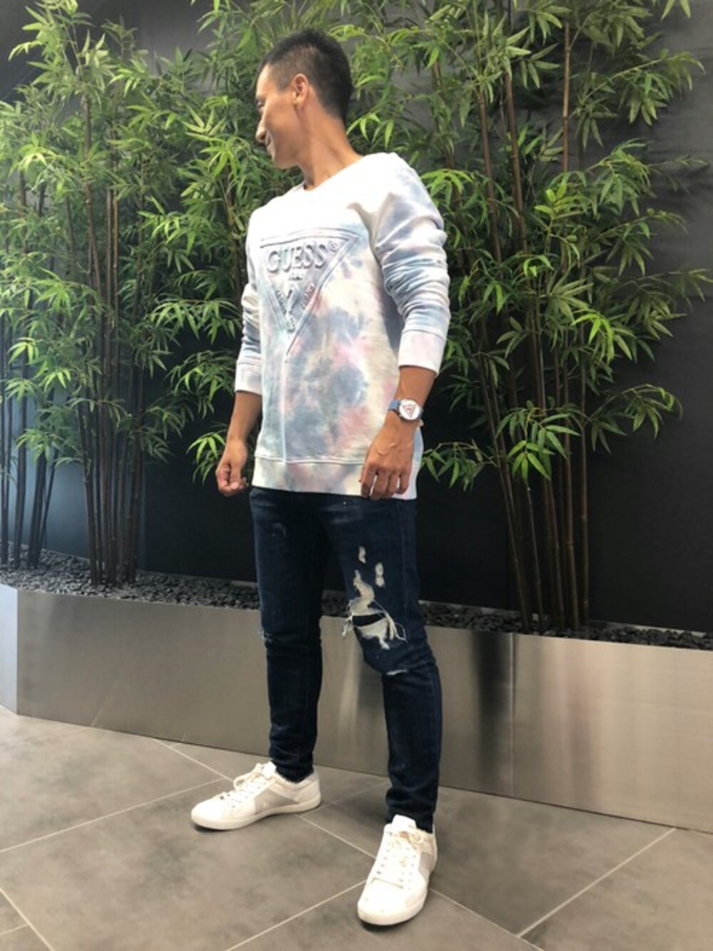 「guess、Guess Jeans 、guessjeans」｜「GuessのFINCH TIE-DYE CREW SWEAT（スウェット、その他）」を使った、GUESS JAPANさん（メンズ・170cm）の夏コーディネートの1枚目の写真